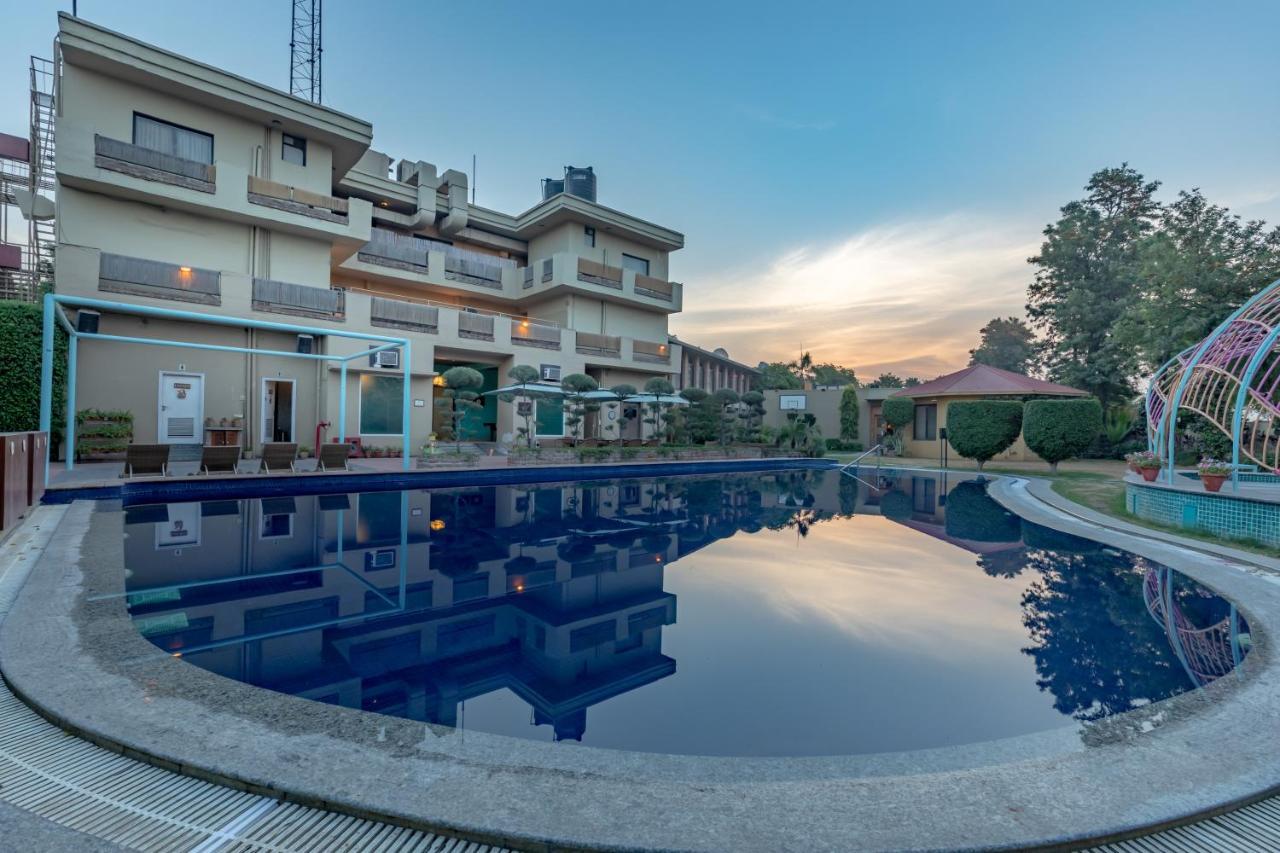 Downtown Resorts Nh8 Dhāruhera Exterior foto